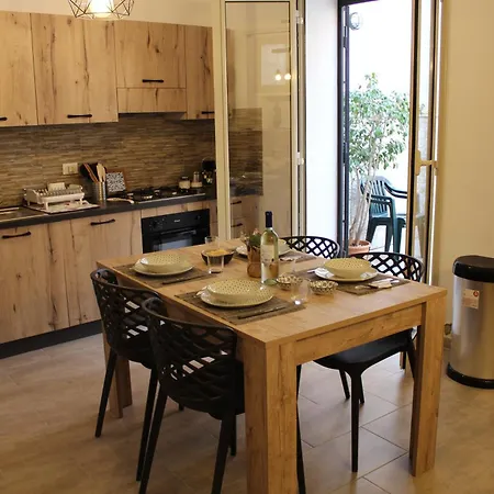 Zisa Ai Cantieri Culturali Con Patio Privato - Vicino Centro Storico - No Ztl Appartamento Palermo